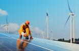 Hombre trabajando en un panel solar_Bradley